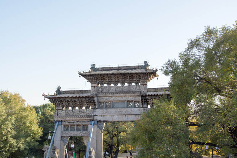 古朴牌坊映秋色图片