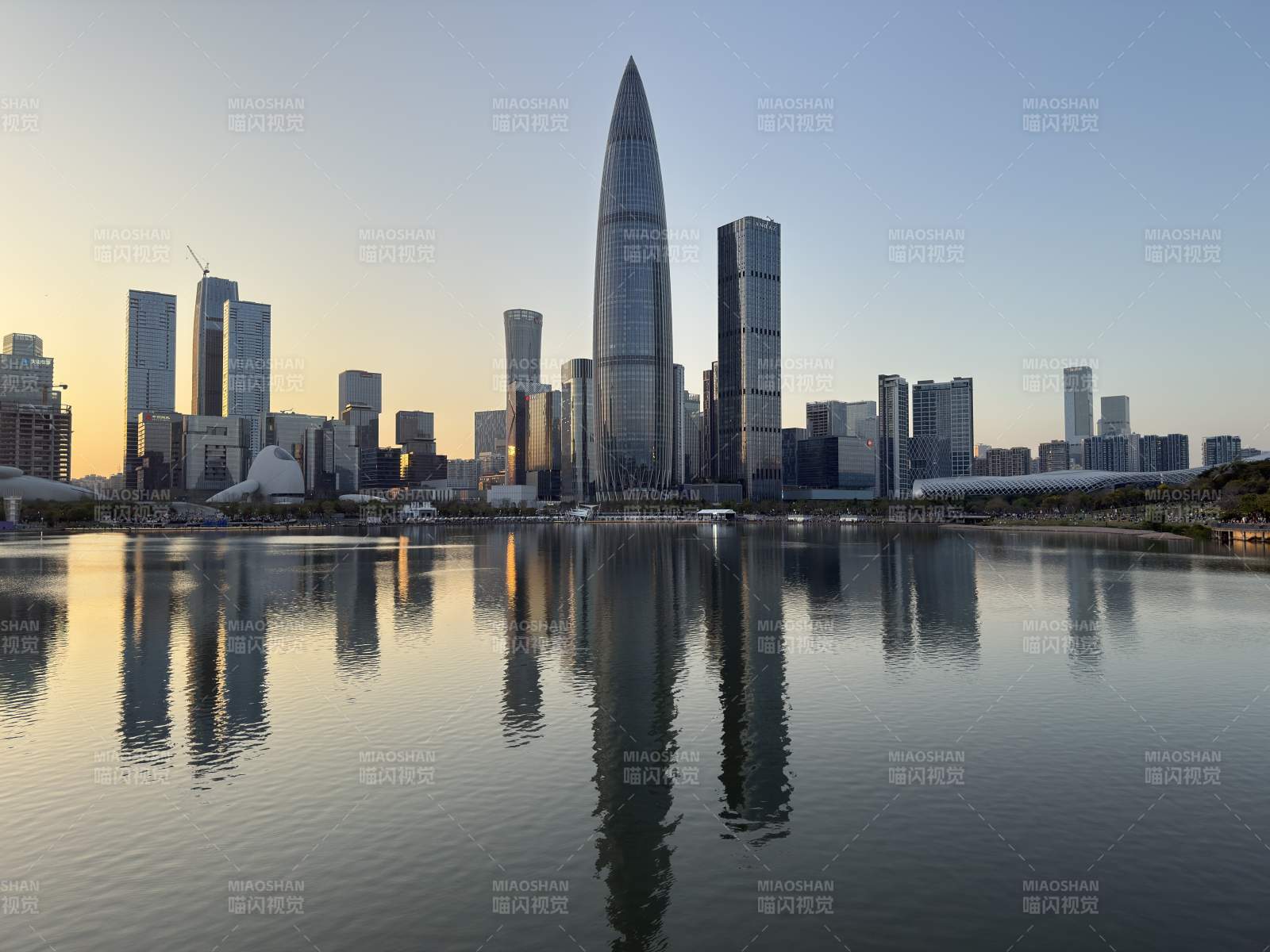 城市天际线倒影图片