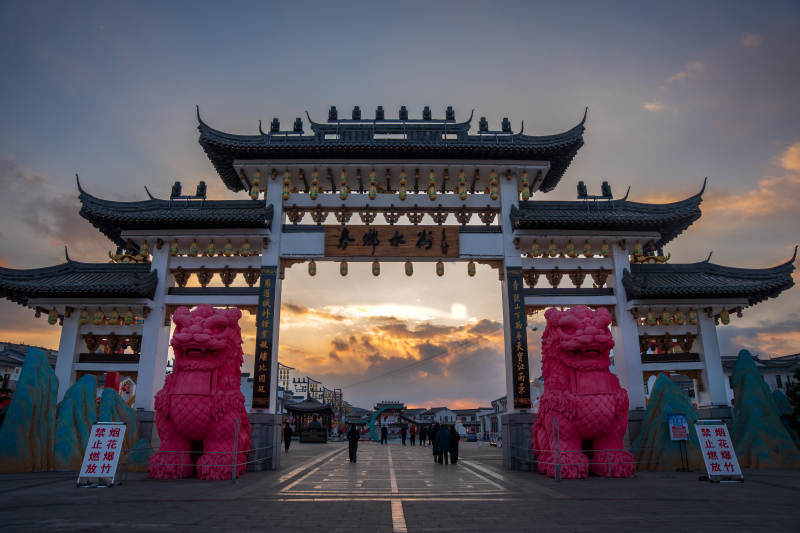 雪雕大门迎宾客图片