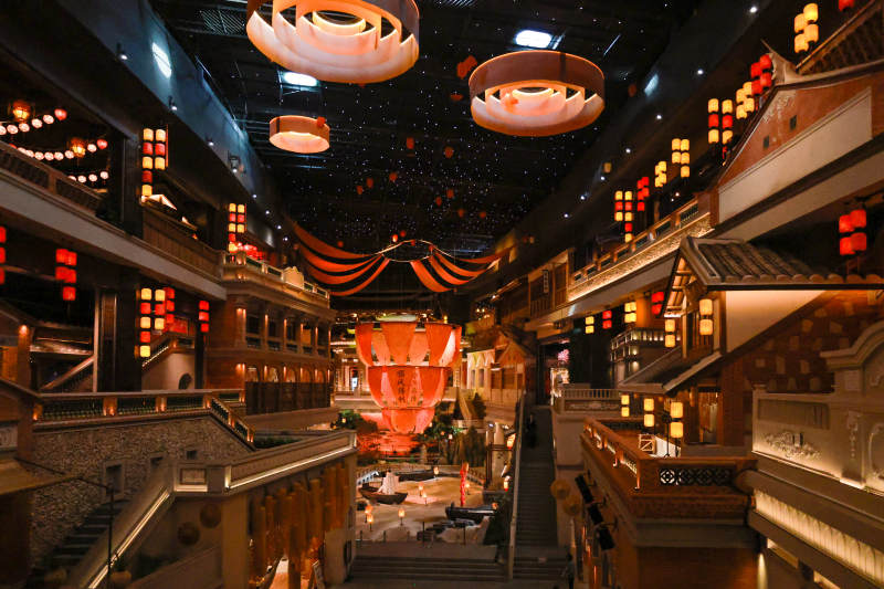 灯火辉煌的室内街景图片