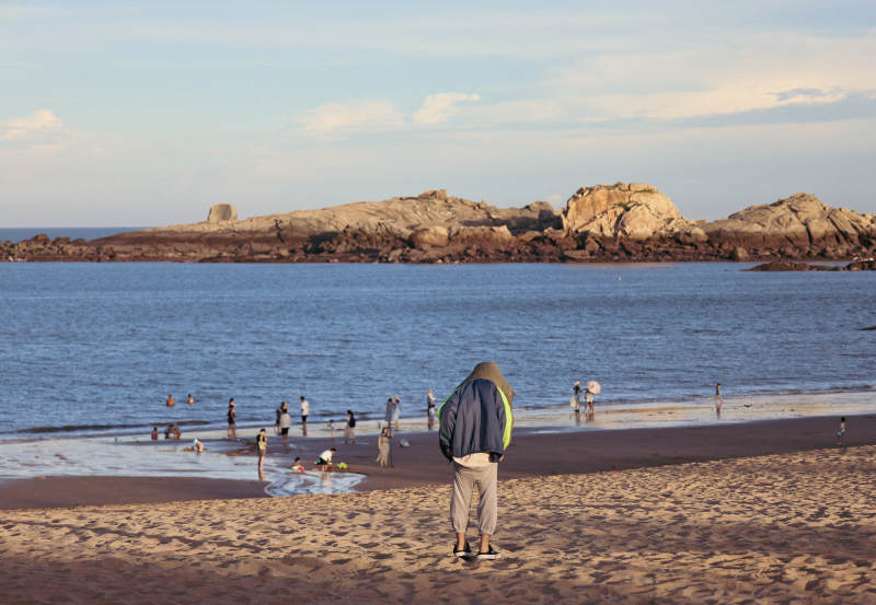 海边散步的人图片
