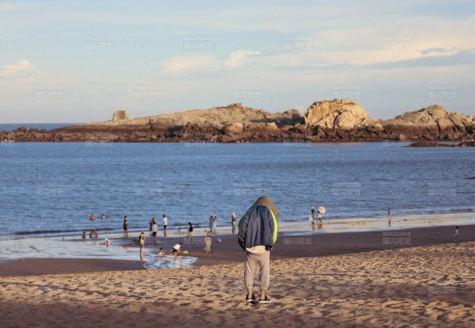 海边散步的人图片