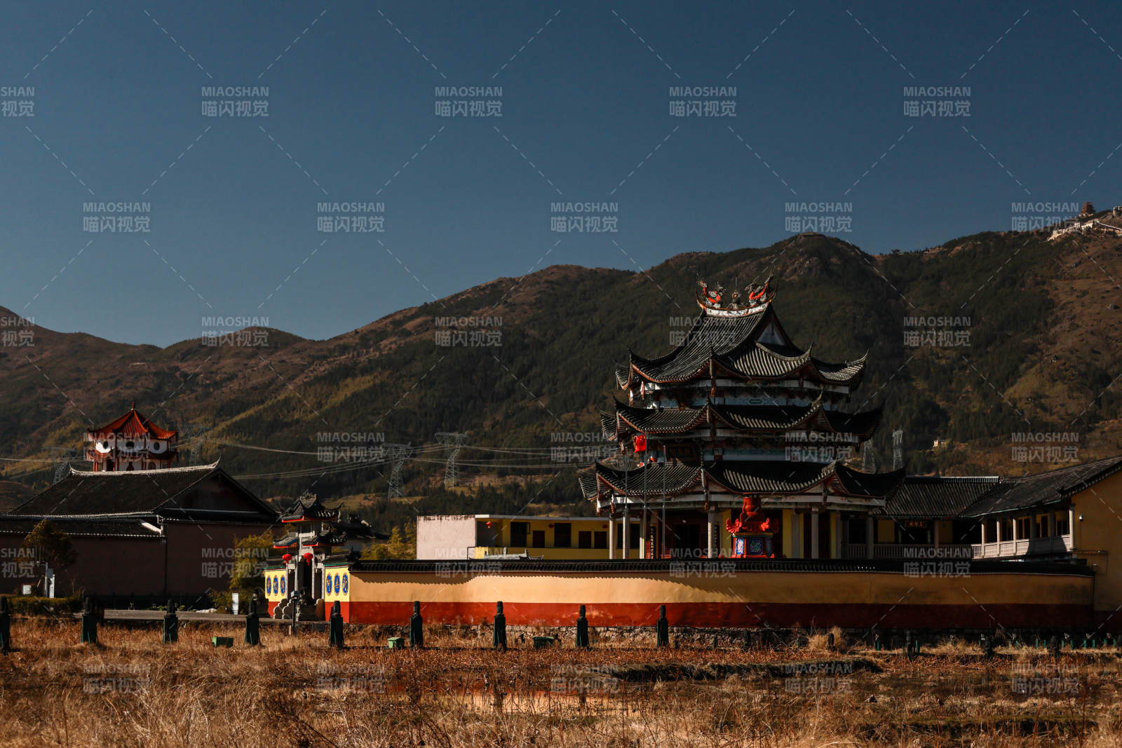 古建筑群山环绕图片