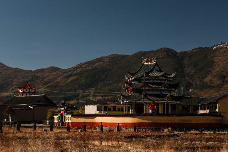 古建筑群山环绕图片