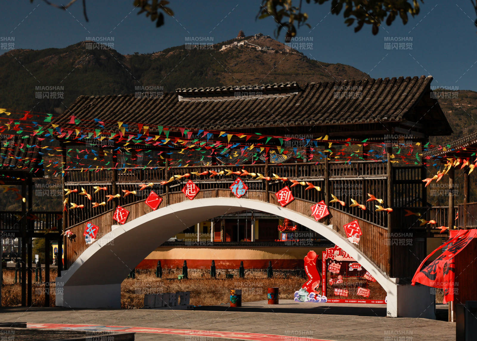 彩旗飘扬的古桥图片