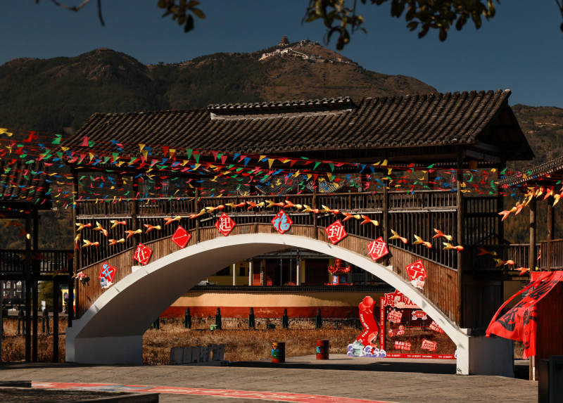 彩旗飘扬的古桥图片