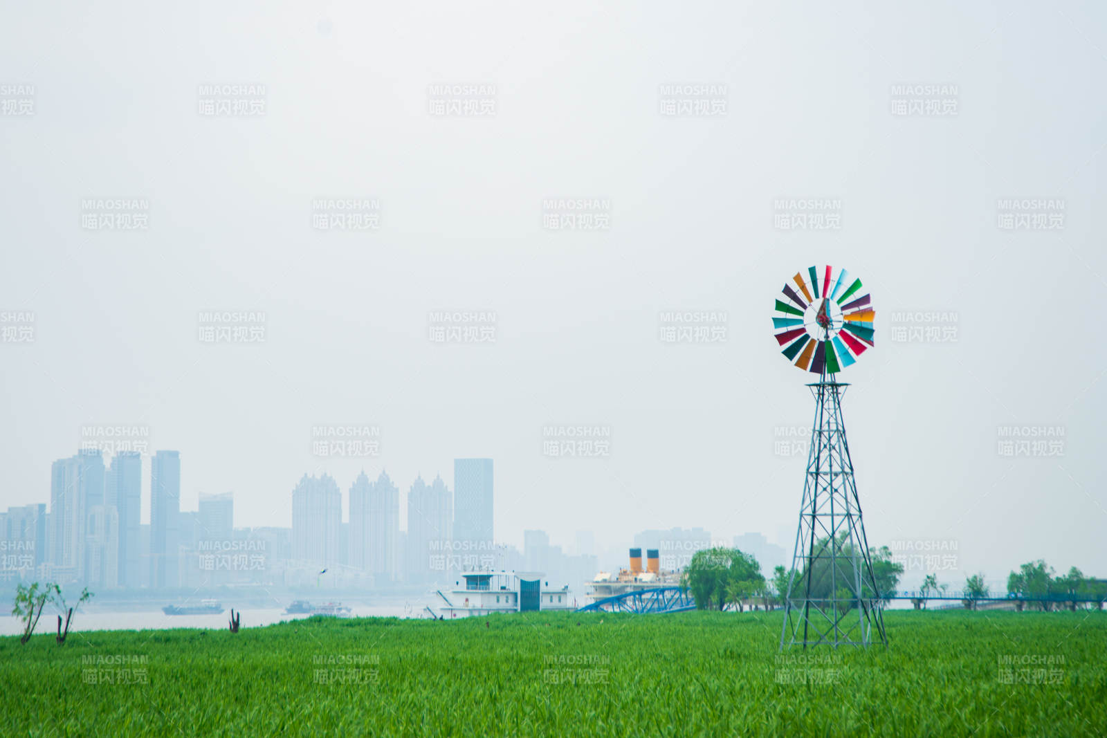 风车绿野城市景图片