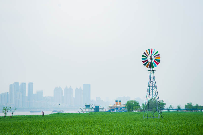 风车绿野城市景图片