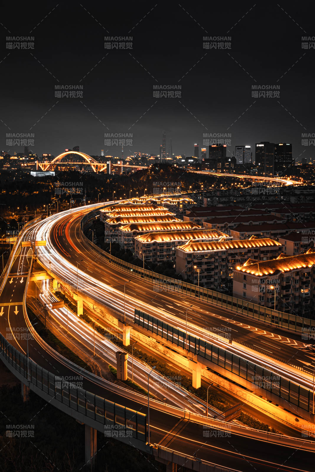 夜幕下的城市高速图片