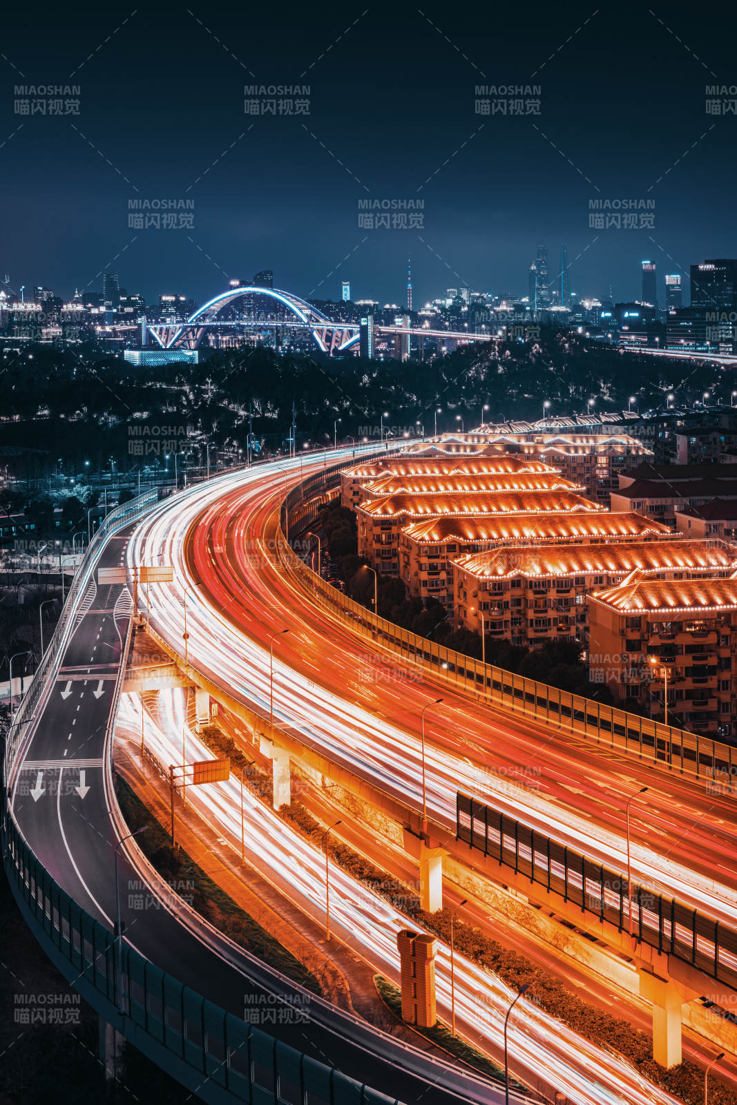 夜幕下的城市高速图片