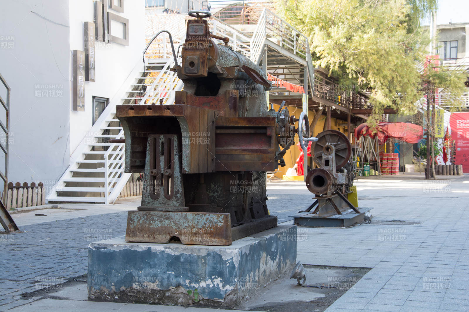 锈迹斑斑的旧机器图片