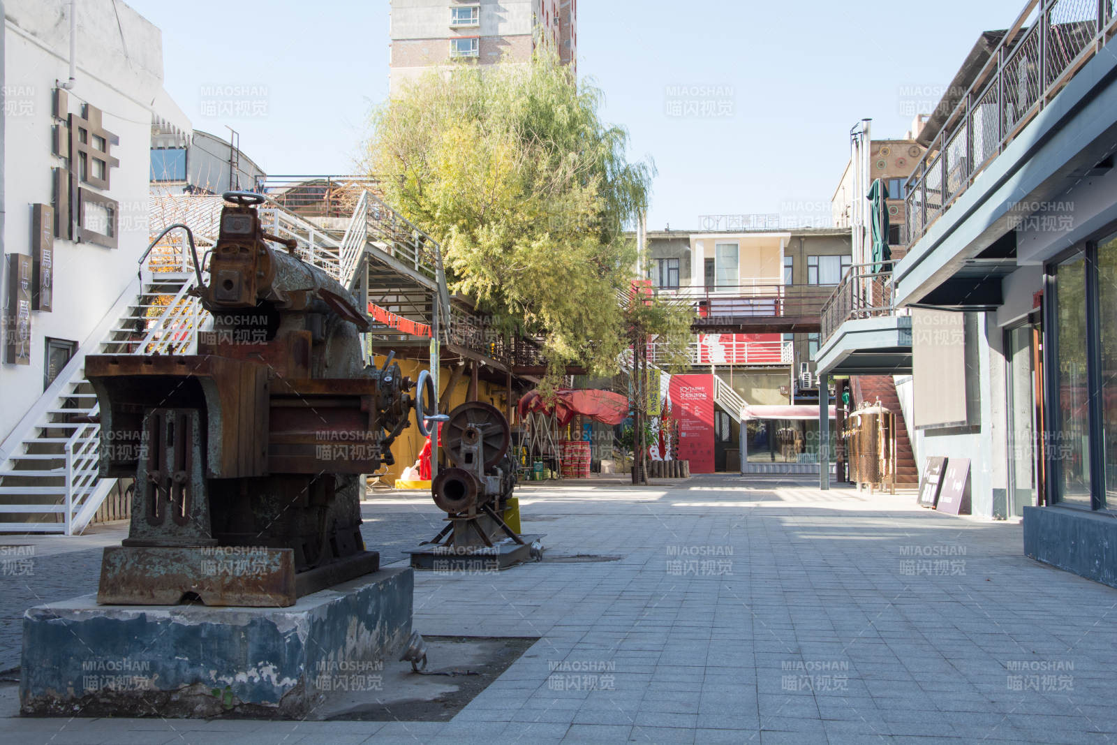 文创园中的废旧机床车床图片