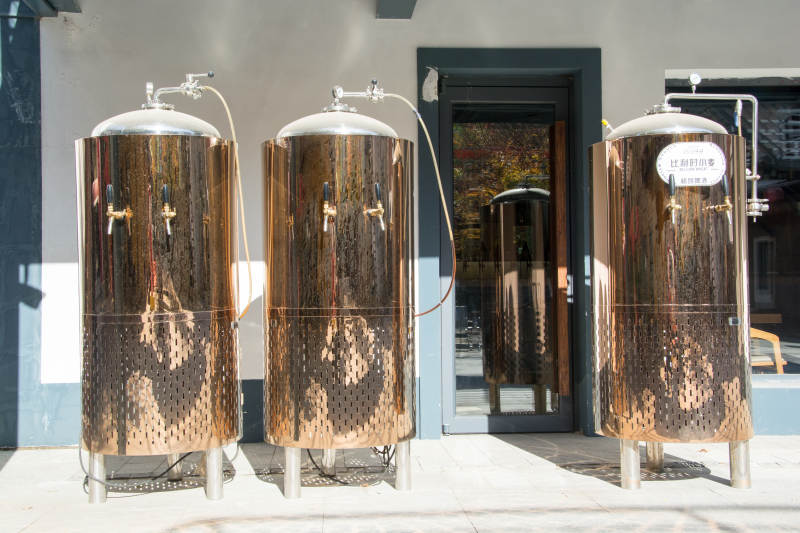 铜制酿酒罐外景图片