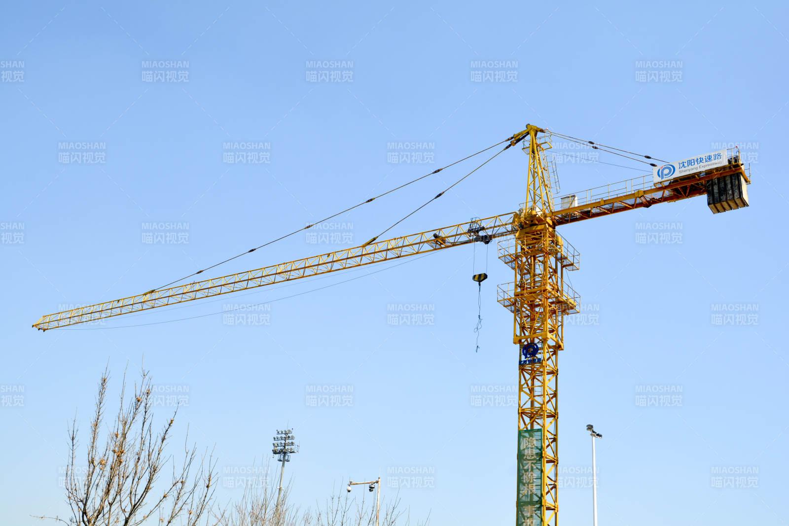 工地塔吊高耸入云图片