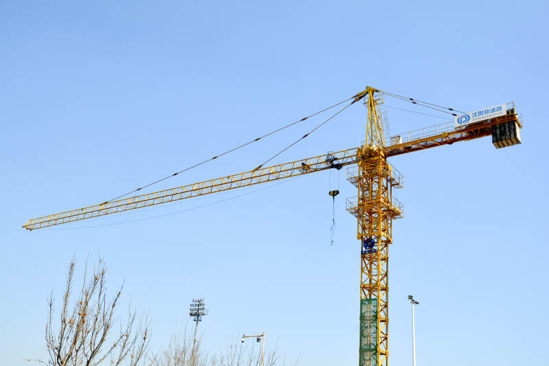 塔吊高耸入云图片