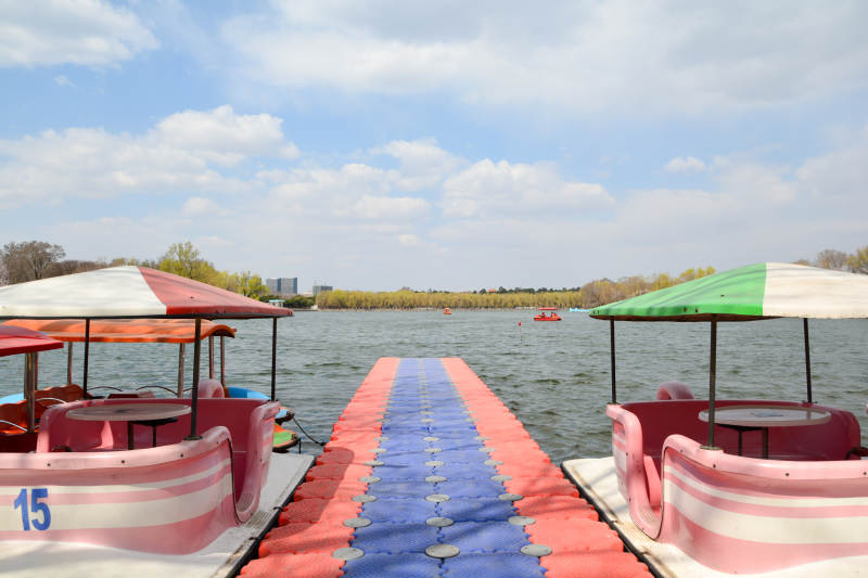 湖畔游船码头图片