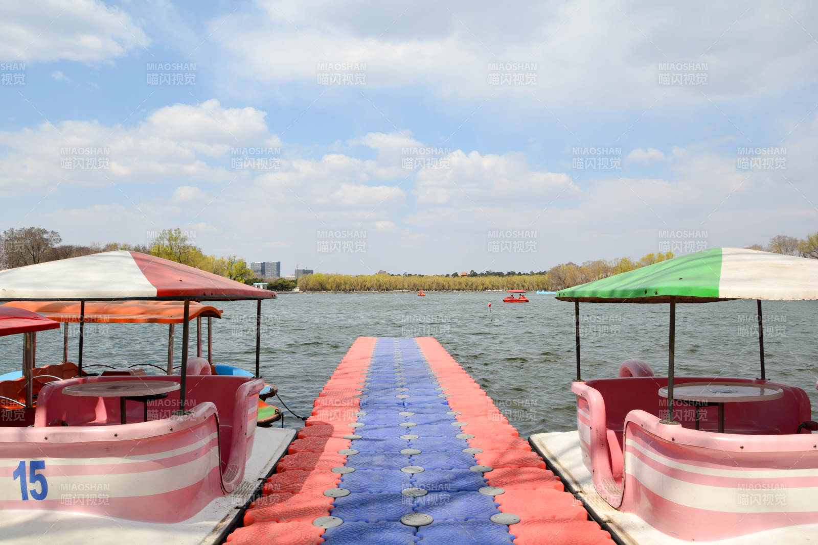 湖畔游船码头图片