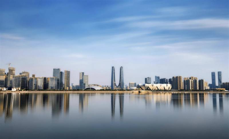 城市天际线倒影图片