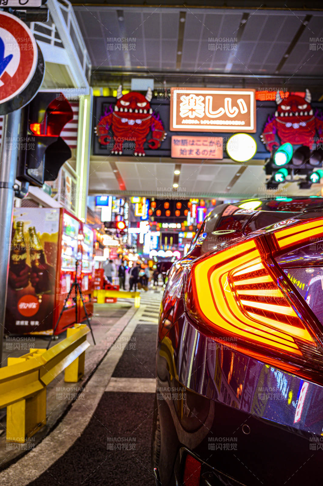 霓虹夜市车影图片