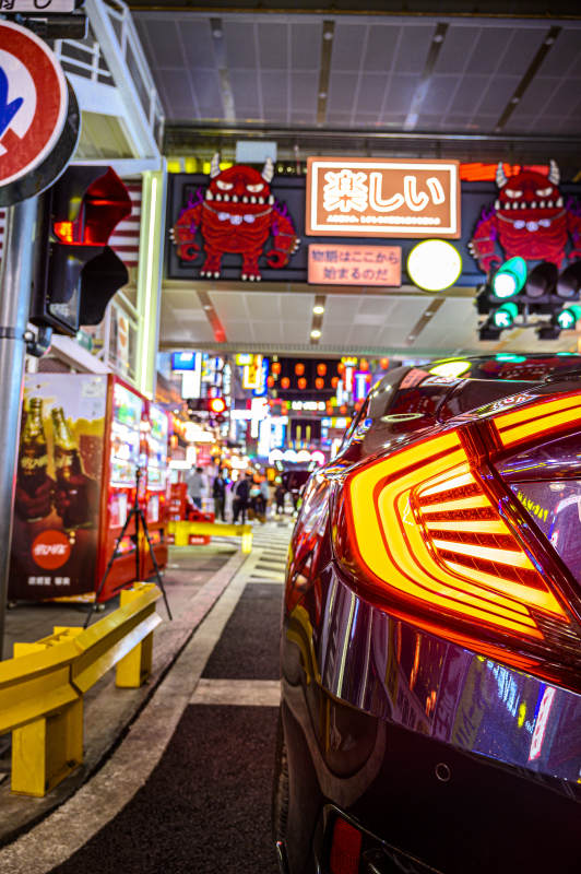 霓虹夜市车影图片