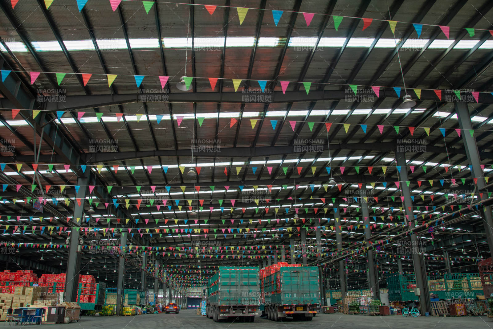 彩旗飘扬的仓库图片