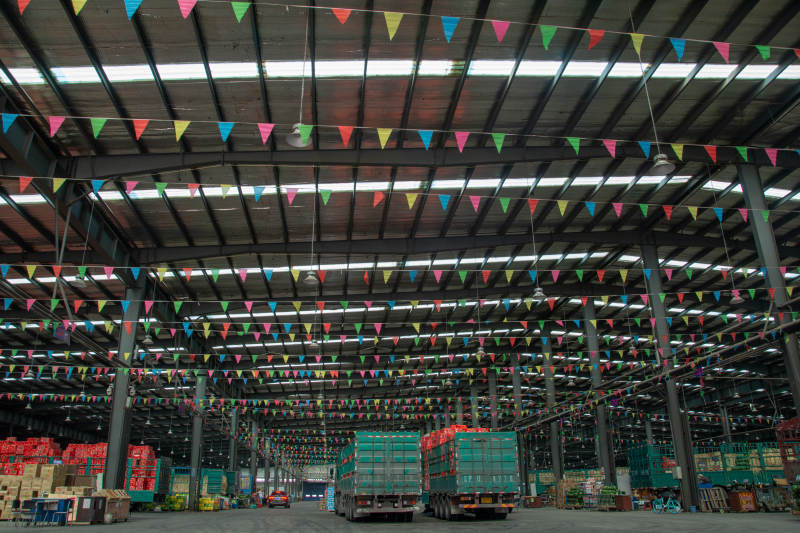 彩旗飘扬的仓库图片