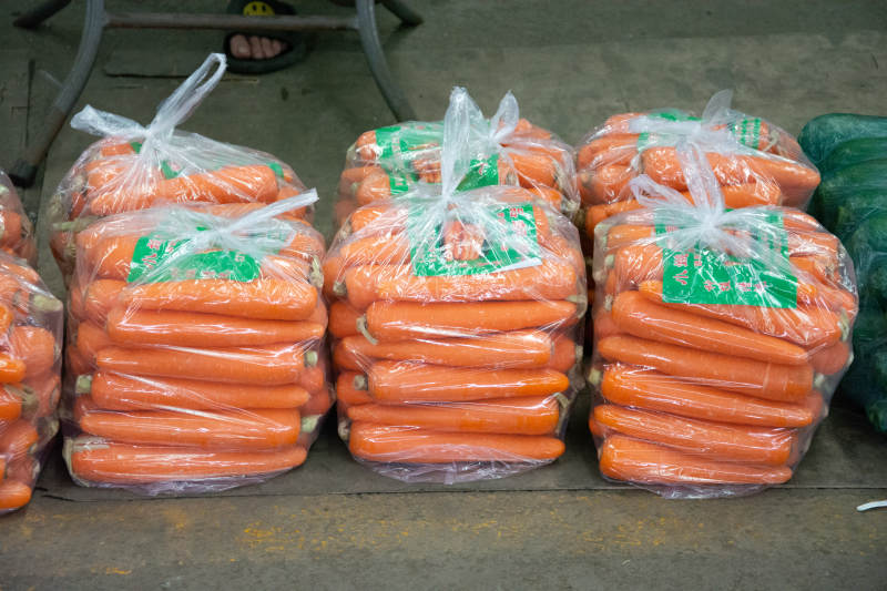 新鲜胡萝卜堆叠出售图片