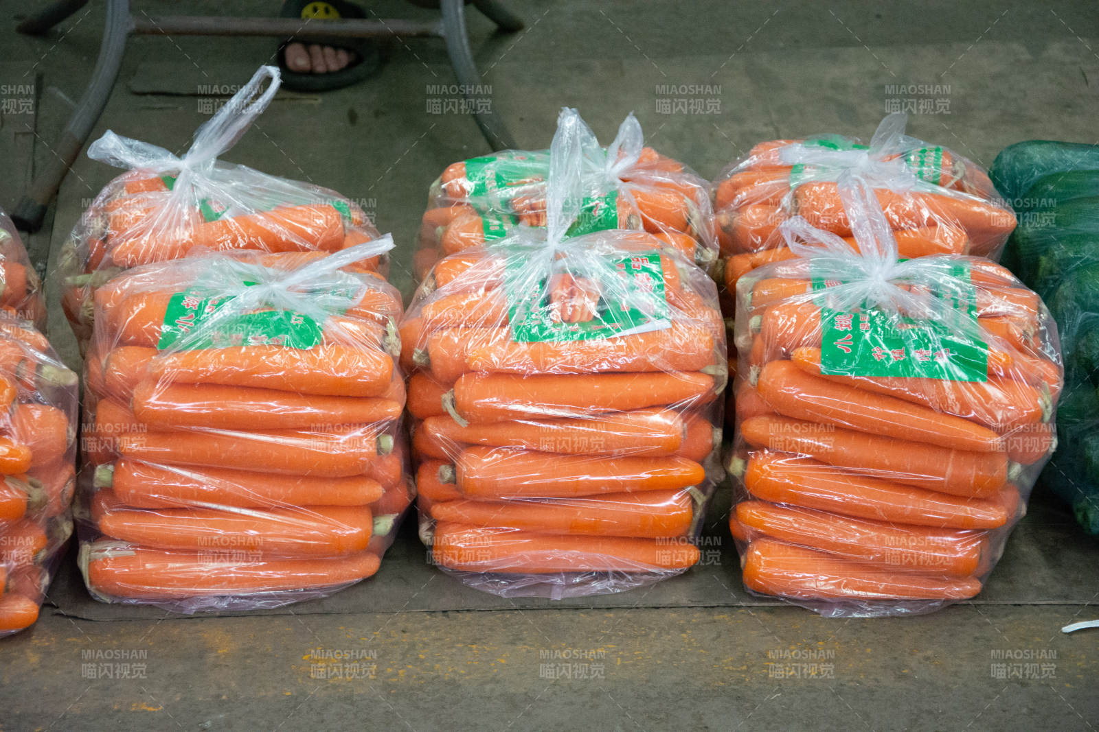 新鲜胡萝卜堆叠出售图片