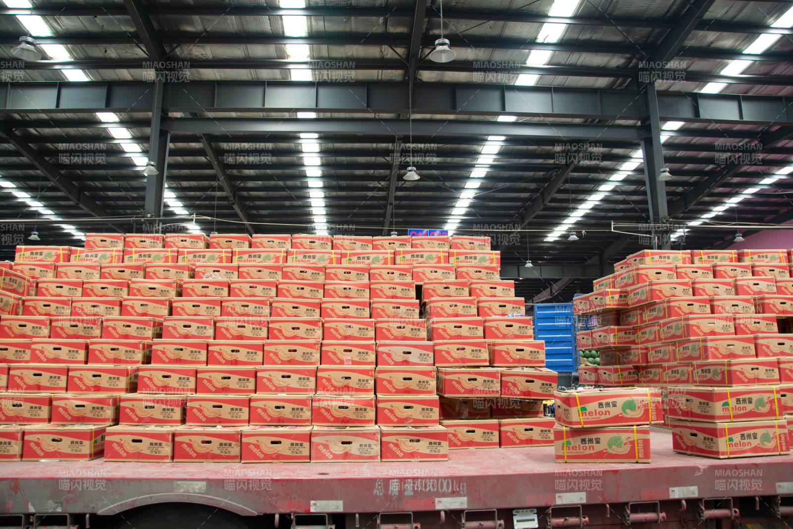 整齐堆放的纸箱图片