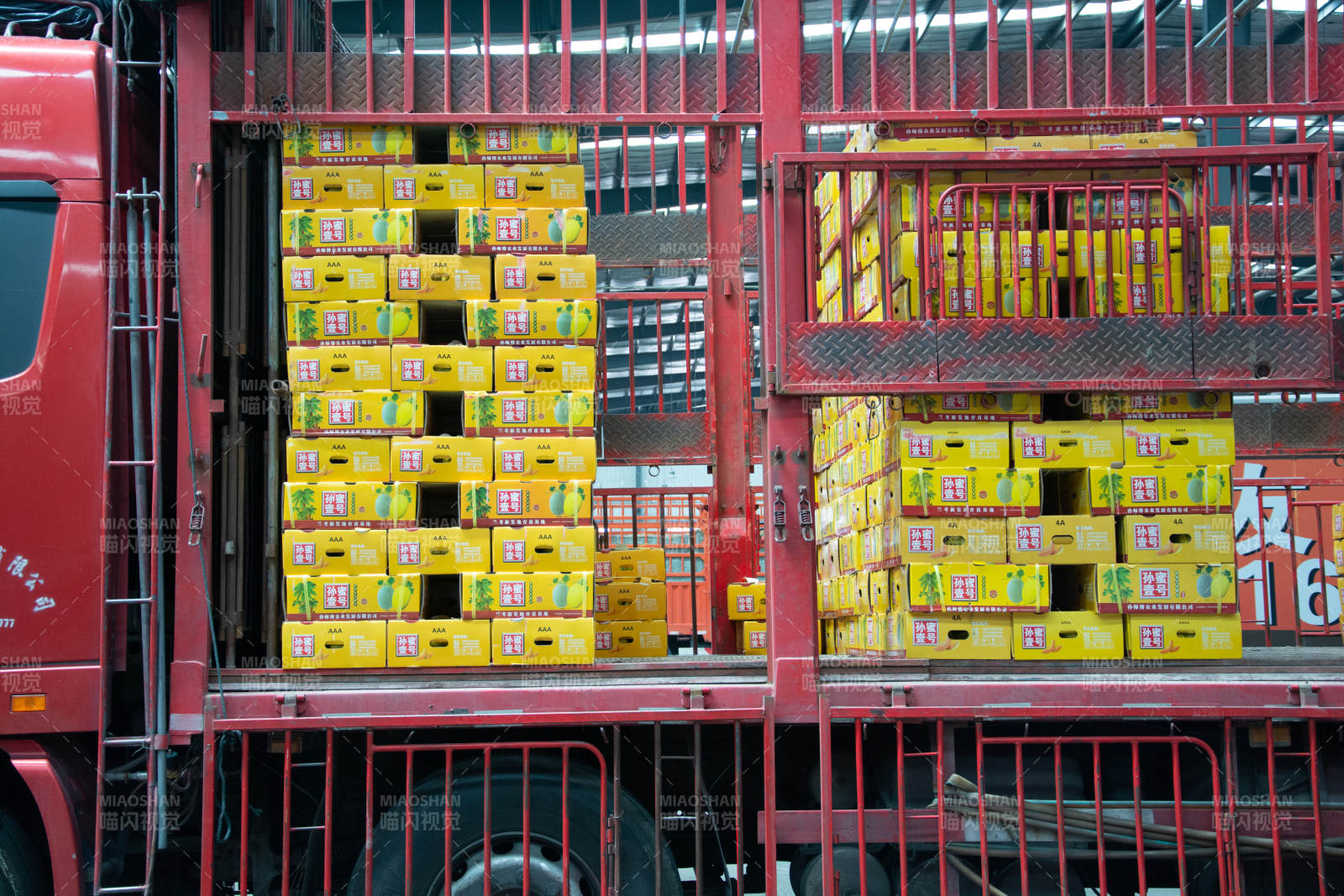 货车装载黄色箱货图片