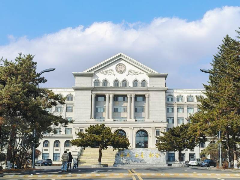 宏伟建筑前的广场图片