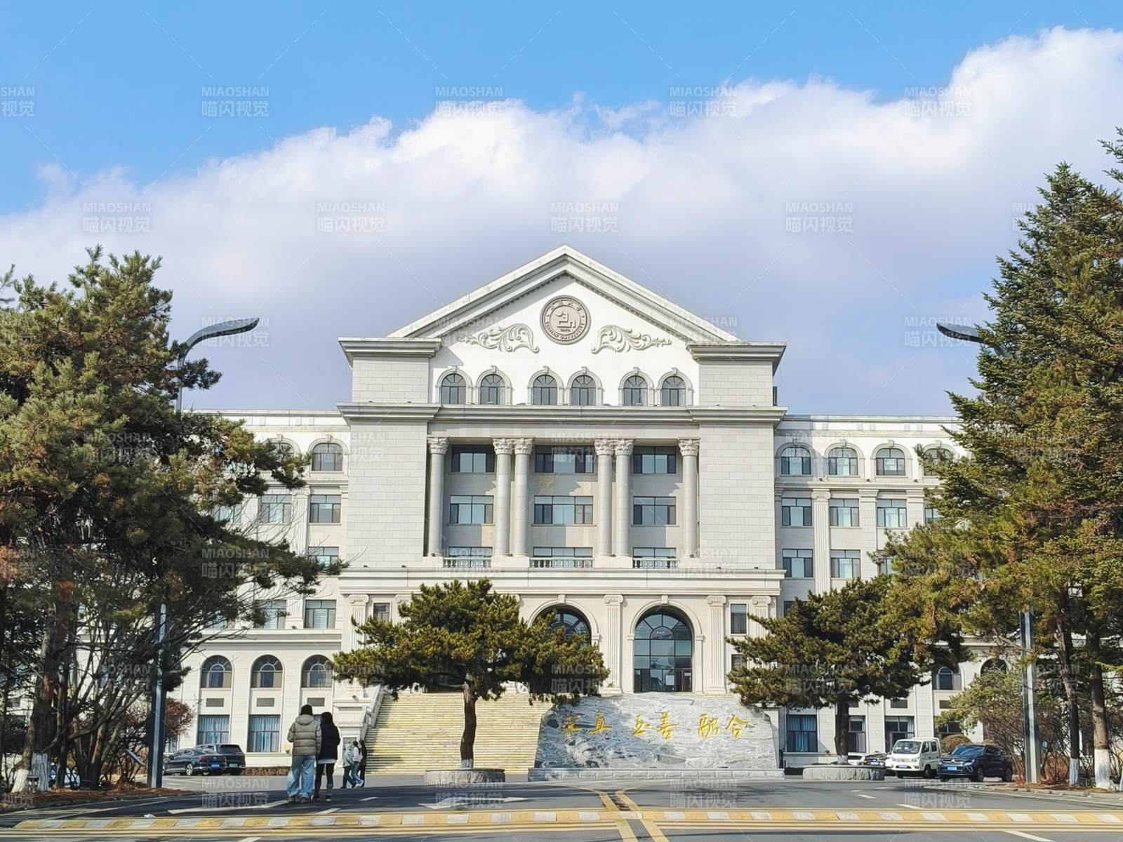 宏伟建筑前的广场图片