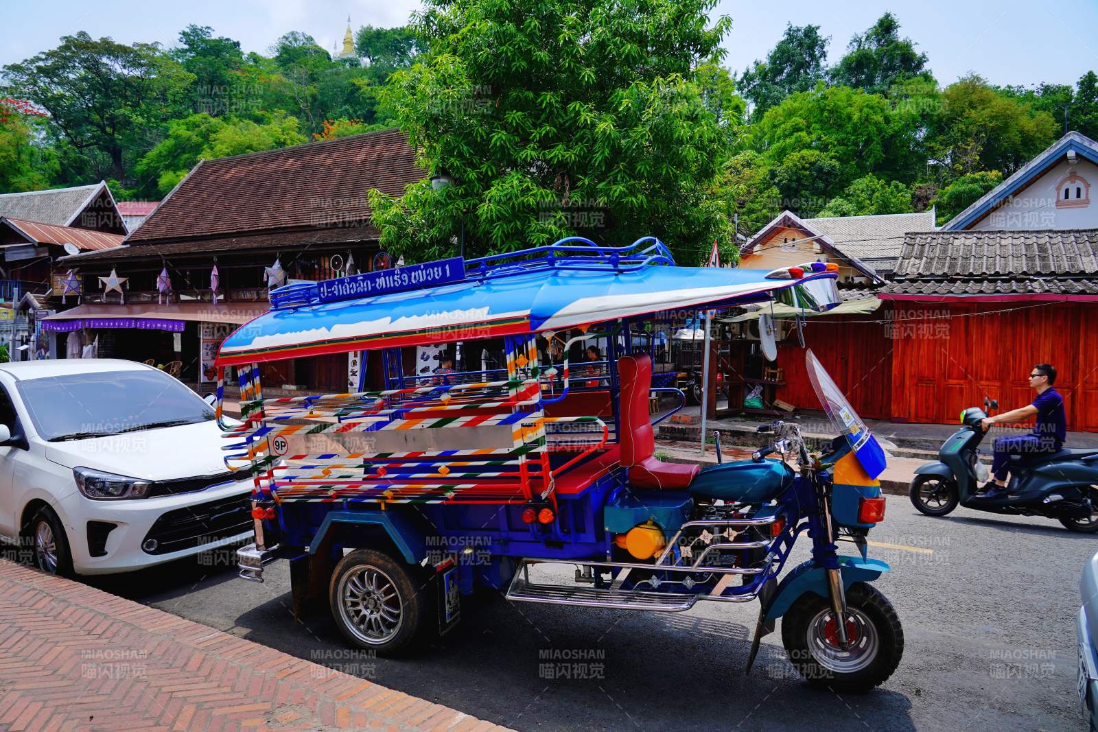色彩斑斓的三轮车图片