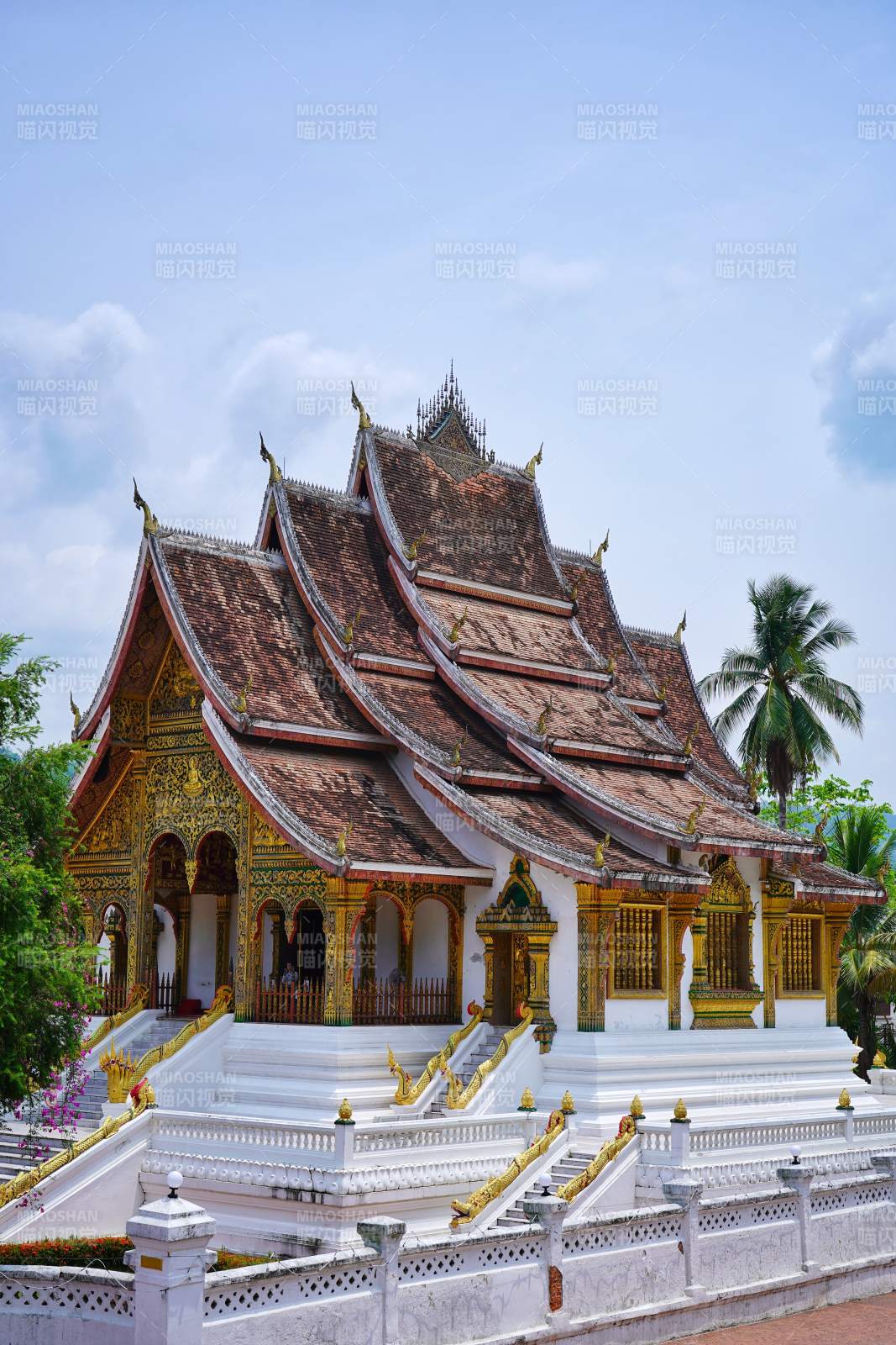 金碧辉煌的寺庙图片