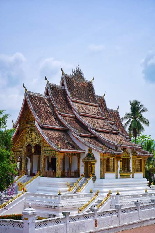 金碧辉煌的寺庙图片