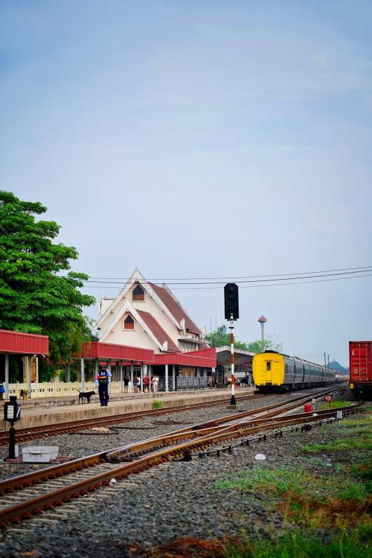 车站静谧迎列车图片