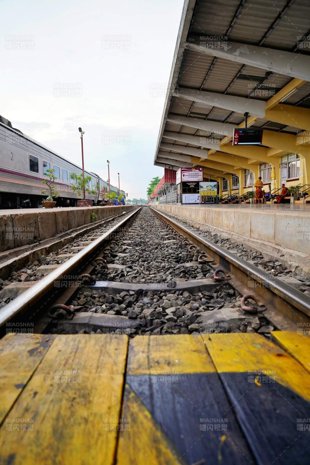 站台铁轨延伸远方图片