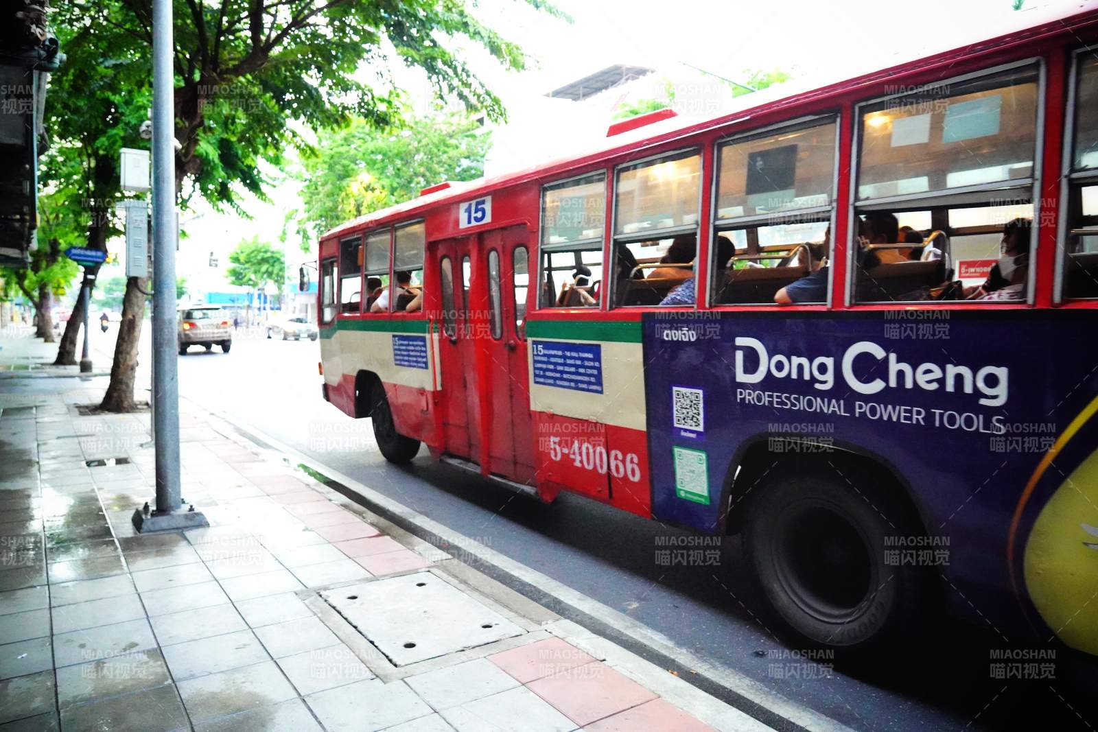 红色公交车停靠路边图片