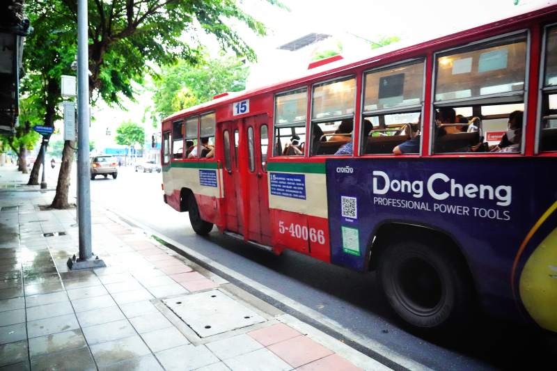 红色公交车停靠路边图片