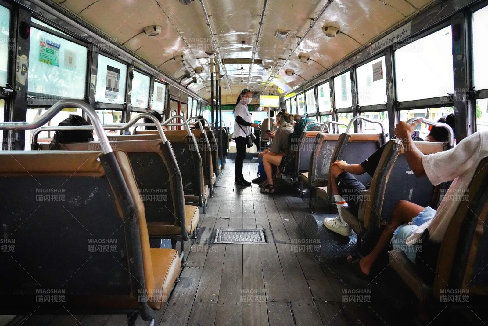 公交车内乘客稀少图片
