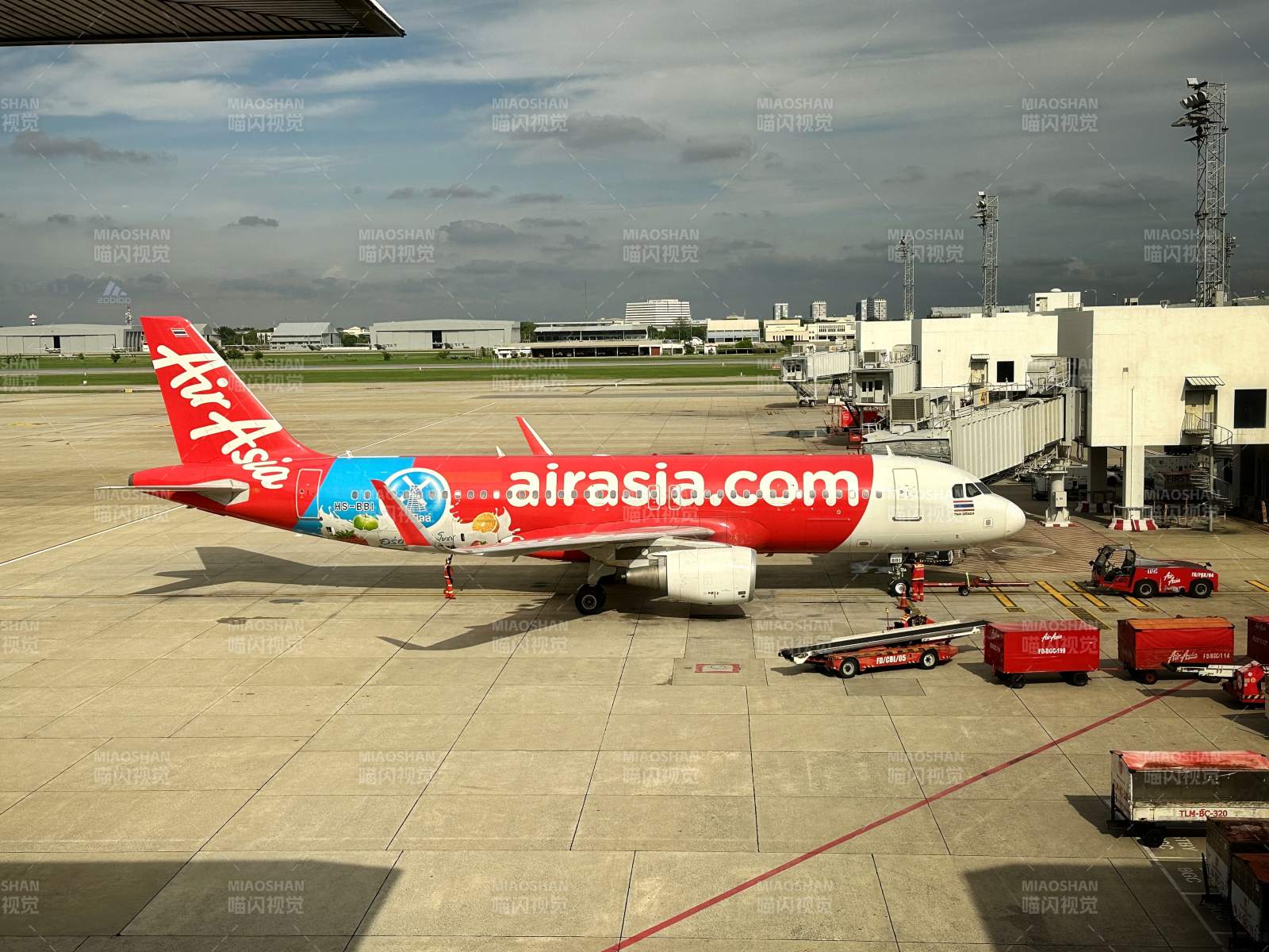 亚航飞机停靠机场图片