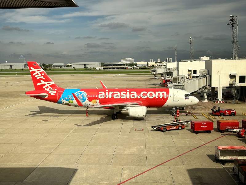 亚航飞机停靠机场图片