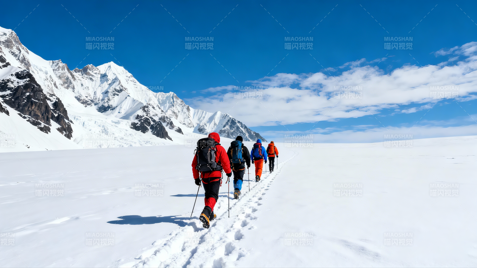 雪山徒步队图片