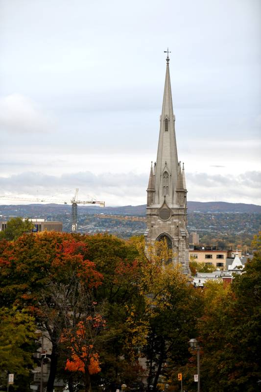 秋色中的教堂尖塔图片