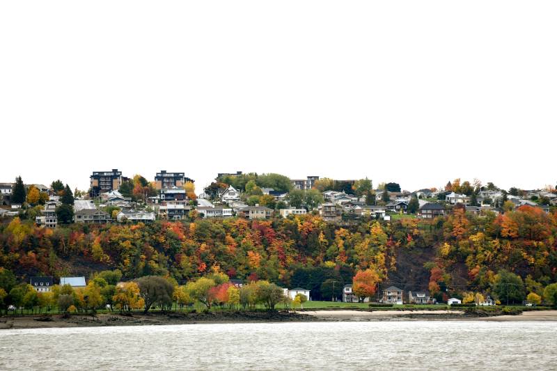 秋色湖畔人家图片