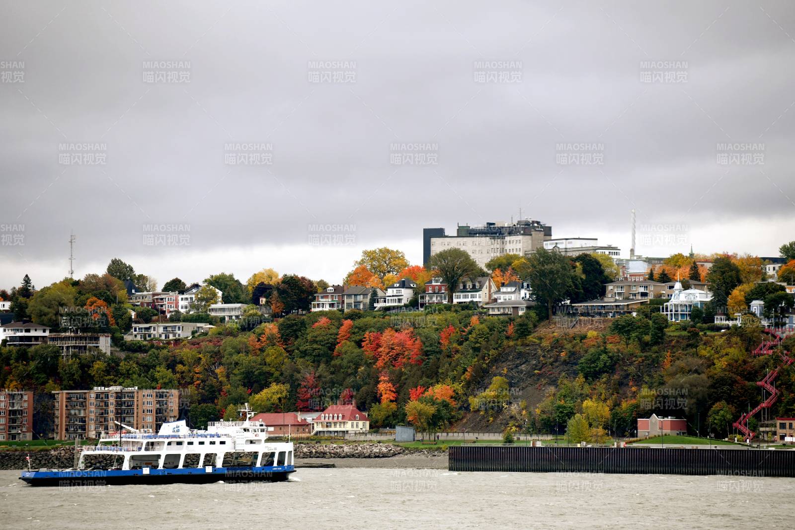 秋日河畔风光图片