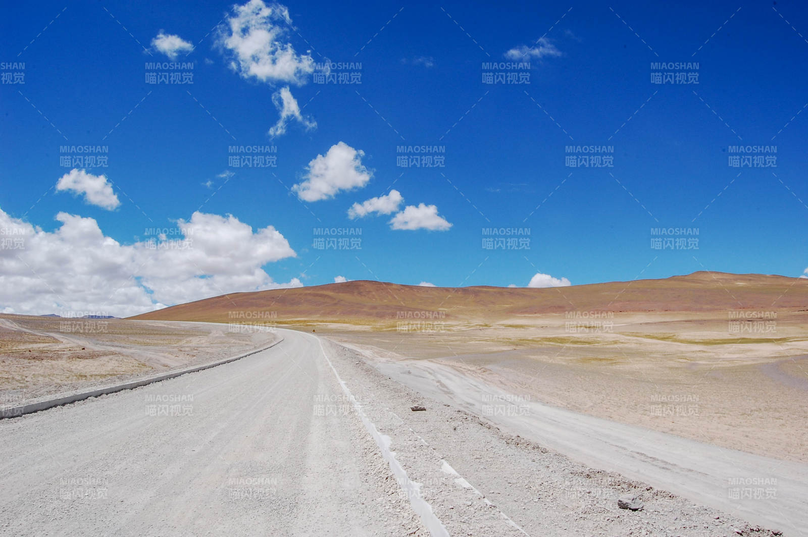 荒漠公路延伸远方图片