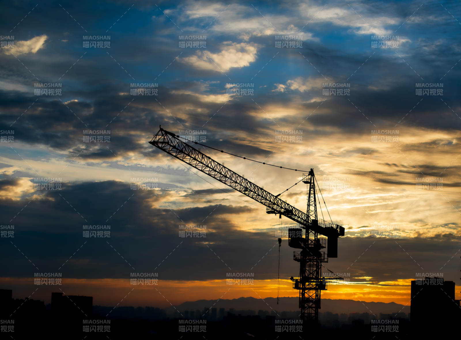 夕阳下的塔吊剪影图片