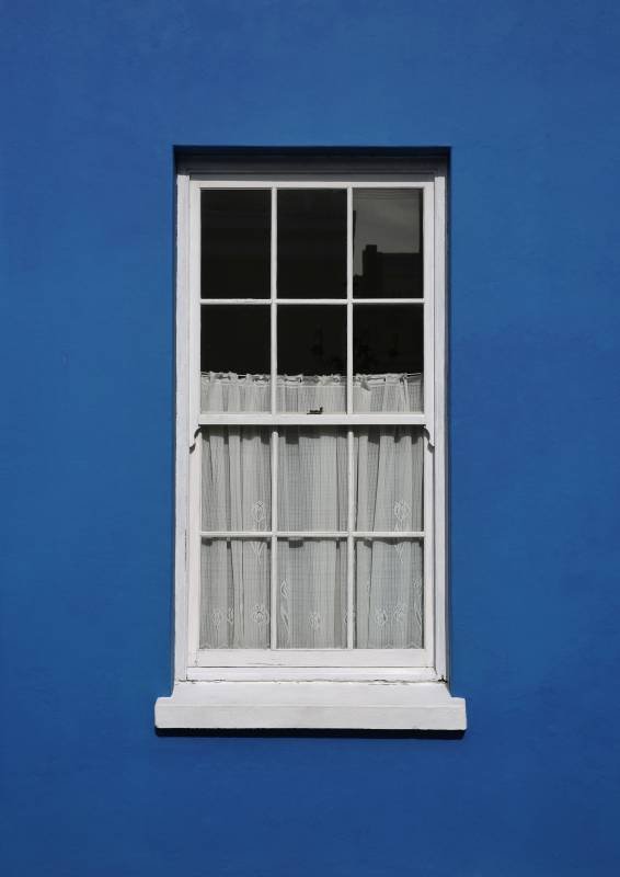 蓝墙白窗图片