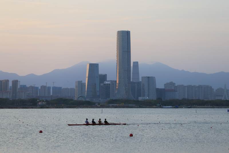 城市湖畔划艇图片